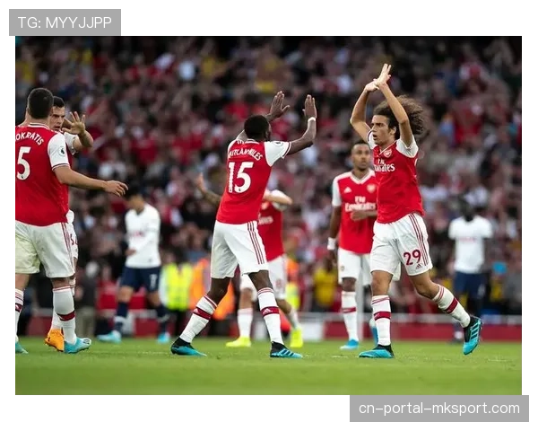 塞维利亚主场大雨滂沱,比赛两度中断,工作人员紧急处理积水 塞维利亚主场大雨滂沱,比赛两度中断,工作人员紧急处理积水