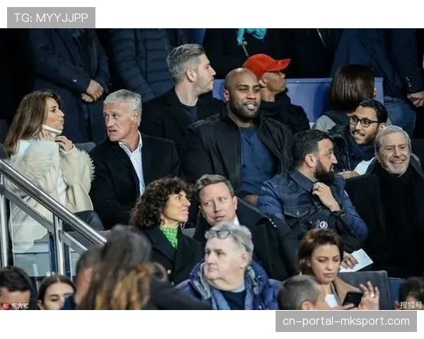 镜头聚焦：看台上观战的恩里克，目睹旧主巴黎晋级后表情复杂